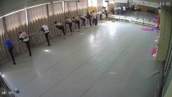 舞蹈班《监控破解》偷拍多位美女学员后台换衣服 截图5