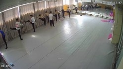舞蹈班《监控破解》偷拍多位美女学员后台换衣服 截图13