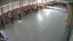 舞蹈班《监控破解》偷拍多位美女学员后台换衣服 截图16