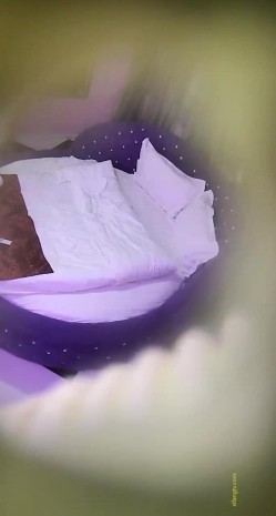 精品酒店蓝色圆床偷拍眼镜白领和打扮有些MAN的短发女友中途休息一会连续干了几次 截图1