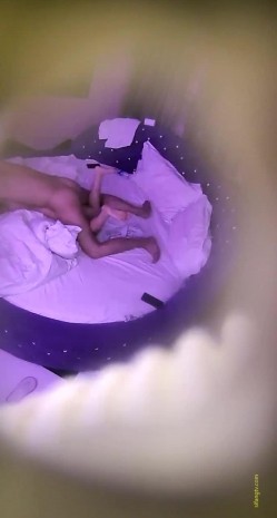精品酒店蓝色圆床偷拍眼镜白领和打扮有些MAN的短发女友中途休息一会连续干了几次 截图3