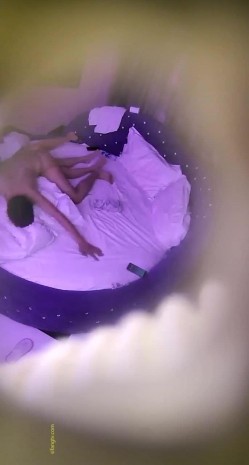 精品酒店蓝色圆床偷拍眼镜白领和打扮有些MAN的短发女友中途休息一会连续干了几次 截图4