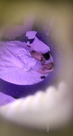 精品酒店蓝色圆床偷拍眼镜白领和打扮有些MAN的短发女友中途休息一会连续干了几次 截图7