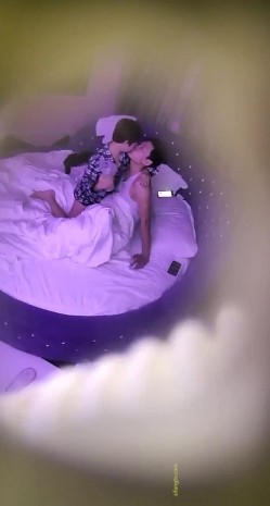 精品酒店蓝色圆床偷拍眼镜白领和打扮有些MAN的短发女友中途休息一会连续干了几次 截图12
