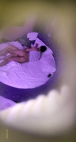 精品酒店蓝色圆床偷拍眼镜白领和打扮有些MAN的短发女友中途休息一会连续干了几次 截图13