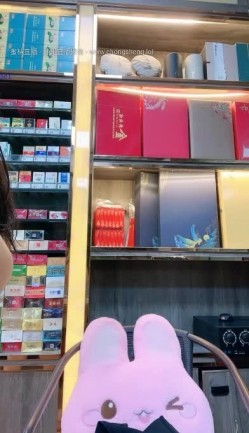 颜值少妇【烟酒店老板娘（羊羊）】在店里自慰喷水，道具自慰，大胆掰逼，颜值顶 截图2