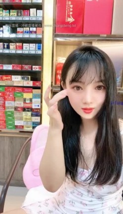 颜值少妇【烟酒店老板娘（羊羊）】在店里自慰喷水，道具自慰，大胆掰逼，颜值顶 截图4