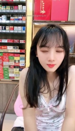 颜值少妇【烟酒店老板娘（羊羊）】在店里自慰喷水，道具自慰，大胆掰逼，颜值顶 截图5