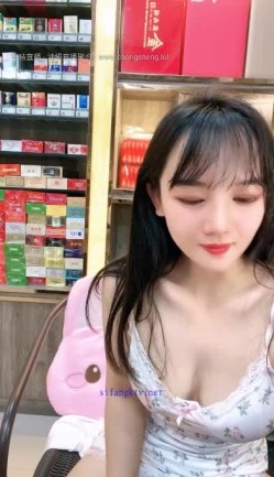 颜值少妇【烟酒店老板娘（羊羊）】在店里自慰喷水，道具自慰，大胆掰逼，颜值顶 截图6