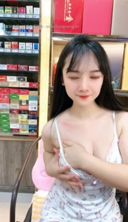 颜值少妇【烟酒店老板娘（羊羊）】在店里自慰喷水，道具自慰，大胆掰逼，颜值顶 截图10