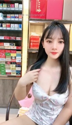 颜值少妇【烟酒店老板娘（羊羊）】在店里自慰喷水，道具自慰，大胆掰逼，颜值顶 截图11