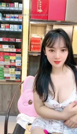 颜值少妇【烟酒店老板娘（羊羊）】在店里自慰喷水，道具自慰，大胆掰逼，颜值顶 截图14