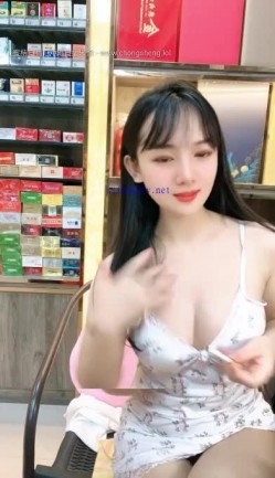 颜值少妇【烟酒店老板娘（羊羊）】在店里自慰喷水，道具自慰，大胆掰逼，颜值顶 截图15