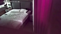 酒店偷拍 04年校花在本命年被扯下红内裤后入操穴的时候用一根手指抽插她菊花两穴齐玩弄的哀嚎说 截图3