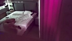 酒店偷拍 04年校花在本命年被扯下红内裤后入操穴的时候用一根手指抽插她菊花两穴齐玩弄的哀嚎说 截图4
