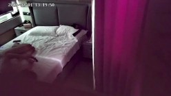 酒店偷拍 04年校花在本命年被扯下红内裤后入操穴的时候用一根手指抽插她菊花两穴齐玩弄的哀嚎说 截图5