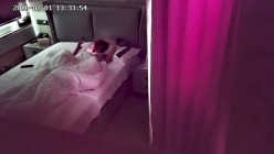 酒店偷拍 04年校花在本命年被扯下红内裤后入操穴的时候用一根手指抽插她菊花两穴齐玩弄的哀嚎说 截图9