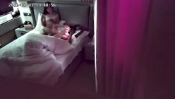 酒店偷拍 04年校花在本命年被扯下红内裤后入操穴的时候用一根手指抽插她菊花两穴齐玩弄的哀嚎说 截图11
