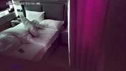 酒店偷拍 04年校花在本命年被扯下红内裤后入操穴的时候用一根手指抽插她菊花两穴齐玩弄的哀嚎说 截图15