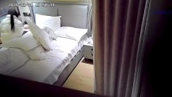 酒店偷拍 04年校花在本命年被扯下红内裤后入操穴的时候用一根手指抽插她菊花两穴齐玩弄的哀嚎说 截图16