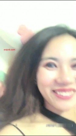 网红脸长发气质大美女家中和铁杆粉丝中年男激情啪啪,男的干累后又用情趣道具玩弄美逼,到处都是淫叫声!国语! 截图6