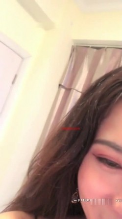 网红脸长发气质大美女家中和铁杆粉丝中年男激情啪啪,男的干累后又用情趣道具玩弄美逼,到处都是淫叫声!国语! 截图10