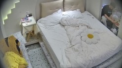 民宿酒店 清纯漂亮的邻家眼镜小美女 深夜换上分断式情趣内衣 全心配合 让男友在身上玩得尽兴 截图1