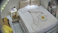 民宿酒店 清纯漂亮的邻家眼镜小美女 深夜换上分断式情趣内衣 全心配合 让男友在身上玩得尽兴 截图2