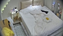民宿酒店 清纯漂亮的邻家眼镜小美女 深夜换上分断式情趣内衣 全心配合 让男友在身上玩得尽兴 截图3
