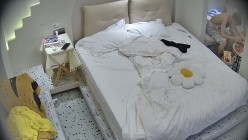 民宿酒店 清纯漂亮的邻家眼镜小美女 深夜换上分断式情趣内衣 全心配合 让男友在身上玩得尽兴 截图4