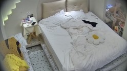 民宿酒店 清纯漂亮的邻家眼镜小美女 深夜换上分断式情趣内衣 全心配合 让男友在身上玩得尽兴 截图5