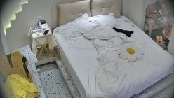 民宿酒店 清纯漂亮的邻家眼镜小美女 深夜换上分断式情趣内衣 全心配合 让男友在身上玩得尽兴 截图6