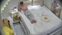 民宿酒店 清纯漂亮的邻家眼镜小美女 深夜换上分断式情趣内衣 全心配合 让男友在身上玩得尽兴 截图7