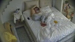 民宿酒店 清纯漂亮的邻家眼镜小美女 深夜换上分断式情趣内衣 全心配合 让男友在身上玩得尽兴 截图8