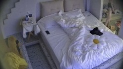 民宿酒店 清纯漂亮的邻家眼镜小美女 深夜换上分断式情趣内衣 全心配合 让男友在身上玩得尽兴 截图9