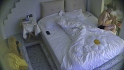 民宿酒店 清纯漂亮的邻家眼镜小美女 深夜换上分断式情趣内衣 全心配合 让男友在身上玩得尽兴 截图10