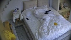 民宿酒店 清纯漂亮的邻家眼镜小美女 深夜换上分断式情趣内衣 全心配合 让男友在身上玩得尽兴 截图11