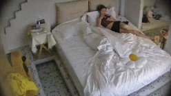 民宿酒店 清纯漂亮的邻家眼镜小美女 深夜换上分断式情趣内衣 全心配合 让男友在身上玩得尽兴 截图14