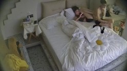 民宿酒店 清纯漂亮的邻家眼镜小美女 深夜换上分断式情趣内衣 全心配合 让男友在身上玩得尽兴 截图15