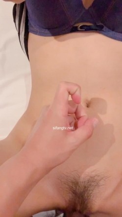 表妹20岁这大奶子晃的很厉害没少让人玩 截图9