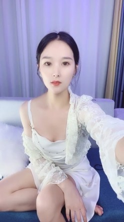 超级高档御姐！长得像明星童X，无敌甜美大长腿，把美腿伸直了自慰，高价密码房，声音甜美喜欢唠嗑，9分高颜值8分好身材 截图2