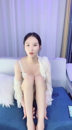 超级高档御姐！长得像明星童X，无敌甜美大长腿，把美腿伸直了自慰，高价密码房，声音甜美喜欢唠嗑，9分高颜值8分好身材 截图4