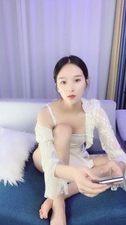 超级高档御姐！长得像明星童X，无敌甜美大长腿，把美腿伸直了自慰，高价密码房，声音甜美喜欢唠嗑，9分高颜值8分好身材 截图5