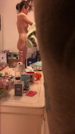 贵在真实，早已踩好点，扒窗帘偷拍隔壁嫂子洗完澡护肤，身材太哇塞了，当场就硬了起来 截图1