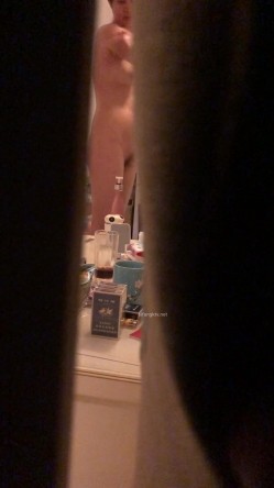 贵在真实，早已踩好点，扒窗帘偷拍隔壁嫂子洗完澡护肤，身材太哇塞了，当场就硬了起来 截图6