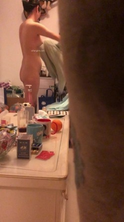 贵在真实，早已踩好点，扒窗帘偷拍隔壁嫂子洗完澡护肤，身材太哇塞了，当场就硬了起来 截图10