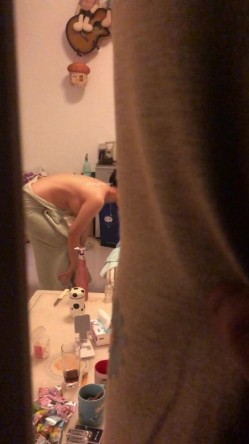 贵在真实，早已踩好点，扒窗帘偷拍隔壁嫂子洗完澡护肤，身材太哇塞了，当场就硬了起来 截图11