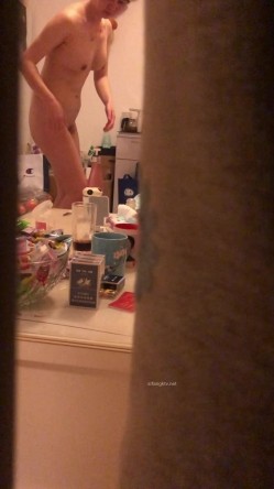 贵在真实，早已踩好点，扒窗帘偷拍隔壁嫂子洗完澡护肤，身材太哇塞了，当场就硬了起来 截图13