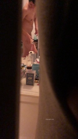贵在真实，早已踩好点，扒窗帘偷拍隔壁嫂子洗完澡护肤，身材太哇塞了，当场就硬了起来 截图14