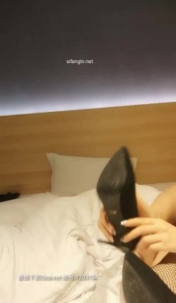 高颜值苗条性感女神 网格黑丝高跟鞋 加上那性诱惑的酮体 绝美，敏感的乳房揉胸胸就受不了啦 呻吟动听！ 截图2
